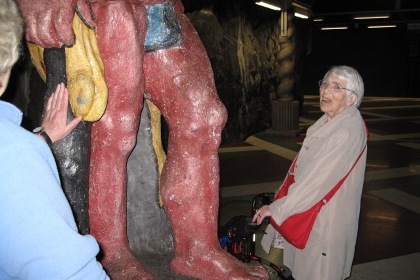 SL visade konsten på Kungsträdgården för synskadade. Rose-Marie tittar på en skulptur på plattformen. En annan besökare känner med handen på samma skulptur.