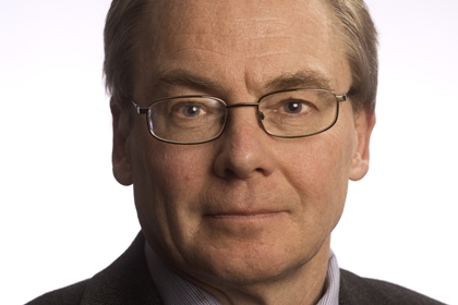 Håkan Ceder har ett fyrkantigt ansikte, brunt hår, tydliga ögonbryn och rektangulära glasögon. Foto: Sören Andersson.