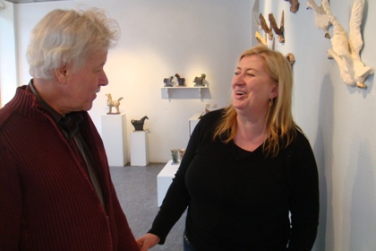 Björne Karlsson i samspråk med konstnär Margareta Lewkowich i Galleri Hantverks lokaler på Götgatan i Stockholm. Vi ser delar av hennes konst i bakgrunden, fåglar och hästar.