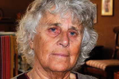 Anna Sonmark har grått, lite lockigt hår.