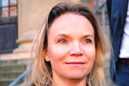 Charlotte Broberg har axellångt blont hår.