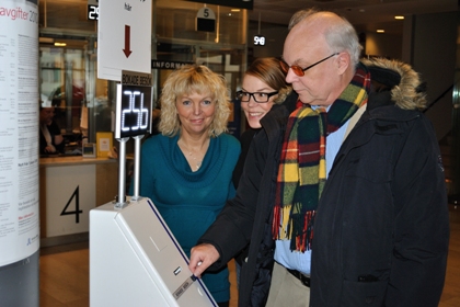 Göran ringblom har vitt hår och orangea glasögon, Helena Hreidarsdottir har blont axellångt hår och Camilla Landin har uppsatt brunt hår och långsmala glasögon