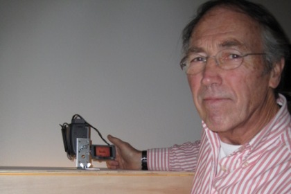 Erling Ericsson är en lätt grånad man med ovala glasögon och randig skjorta. Han står framför filmutrustning för animerad film