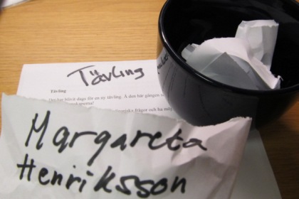 En lapp med vinnarens namn.