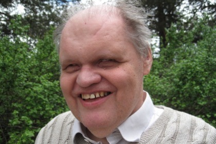 Leif Jeppsson har grått hår som är tunt högst upp och ett runt ansikte.