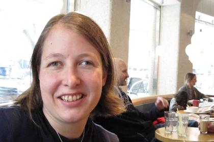 Victoria Öjefors har halvlångt brunt hår.