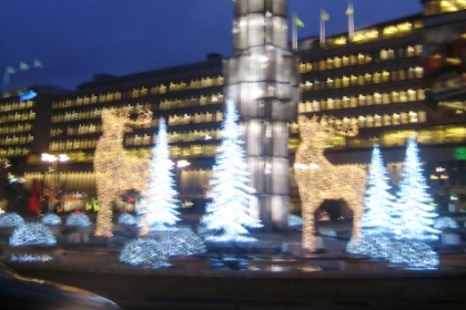 Bild på upplysta julgrans- och julbocksskulpturer vid Sergels torg.