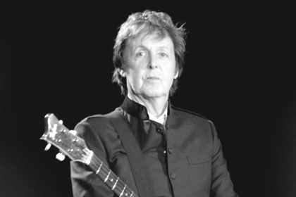Paul McCartney är mörkhårig och har ett lätta fårat ansikte