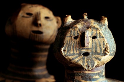 Bild på kattlika lerfigurer som ingår i utställningen Kina före Kina..