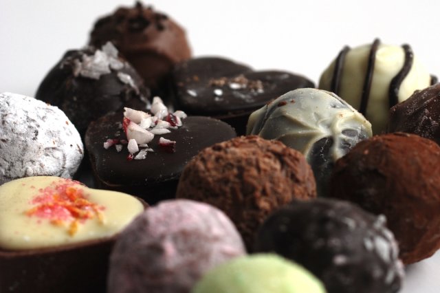 handgjorda chokladpraliner i olika färger och former.