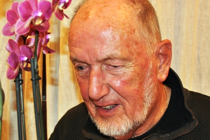Bengt Lindqvist har vit skepparkrans, vitt hår och är kal högst upp på huvudet.