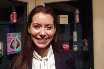 Cecilia Wallquist  intendent på Nordiska museet har rakt långt mörkt hår. Hon bär en vit blus knuten i halsen och en mörk kavaj.