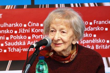 Bild på Wislawa Szymborska, en äldre gråhårig kvinna med mild men skarp blick.