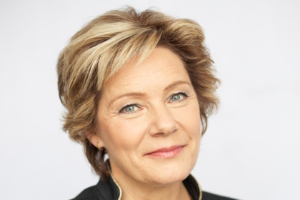 Barn- och äldreminister Maria Larson harkort ljust lite vågigt hår med slingor.