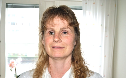 Anna Sonder har långt blont hår.
