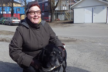 Monica Ulmeryd med sin ledarhund Effix.