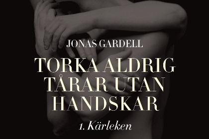 Gardells bok "Torka aldrig tårar" har vit text på svart botten. Man kan skönja en manskropp på bilden.