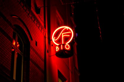 Neonskylt med texten SF-bio.