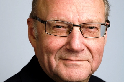 Stig Nyman har långsmala glasögon och ler.