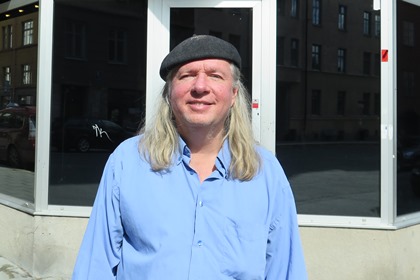 Ulf Nordquist har axellångt hår och basker.